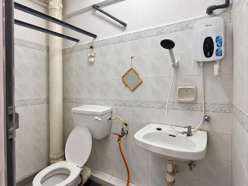 Pangsapuri untuk Disewa di Pangsapuri Ria Apartment C (Ruby Tower) - Jia Ying - Bathroom - PropertyGuru.com.my