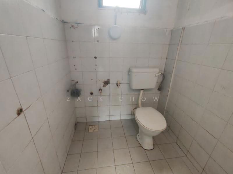 Rumah Flat untuk Dijual di Rumah Pangsa Sri Lanang - Zack Chow - Bathroom - PropertyGuru.com.my