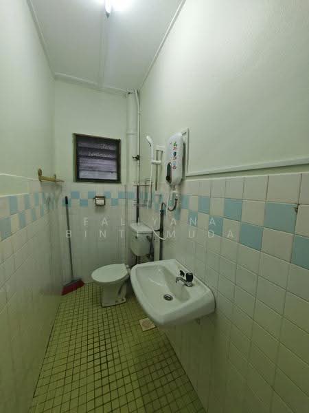2-storey Terraced House for Rent in Taman Gombak (Batu Caves) - Faliyana binti Muda - Bathroom - PropertyGuru.com.my