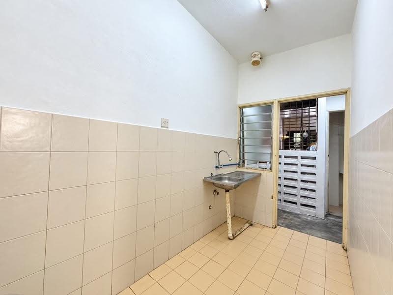 Shop for Sale in Seksyen 15 (Shah Alam) - Dr Shahril Nizam - Kitchen - PropertyGuru.com.my