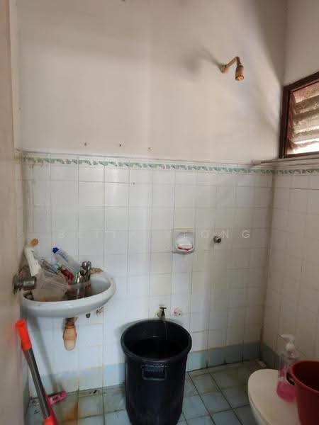 Pangsapuri untuk Dijual di Apartment Seri Teluki - Bella Leong - Bathroom - PropertyGuru.com.my
