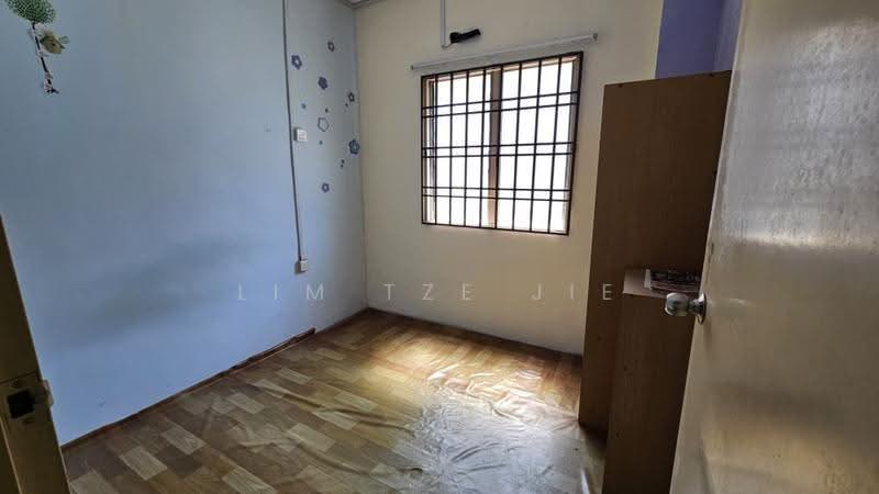 Rumah Flat untuk Dijual di Flat Taman Pelangi Indah - Lim Tze Jie - Bedroom - PropertyGuru.com.my