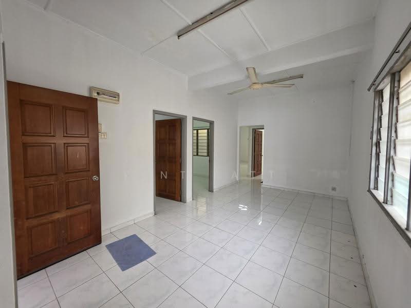 1-storey Terraced House for Sale in Sea Park (Petaling Jaya) - Kent Fatt - Living Room - PropertyGuru.com.my