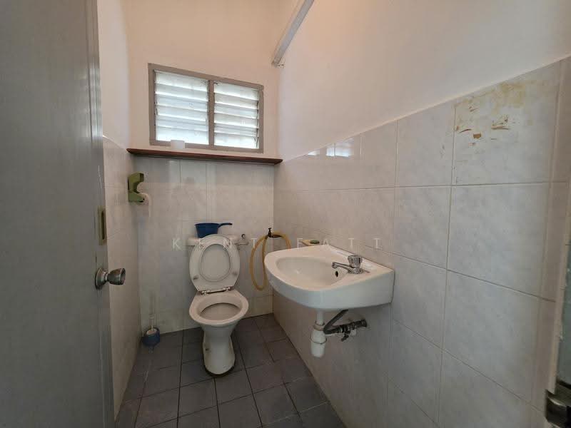 1-storey Terraced House for Sale in Sea Park (Petaling Jaya) - Kent Fatt - Bathroom - PropertyGuru.com.my