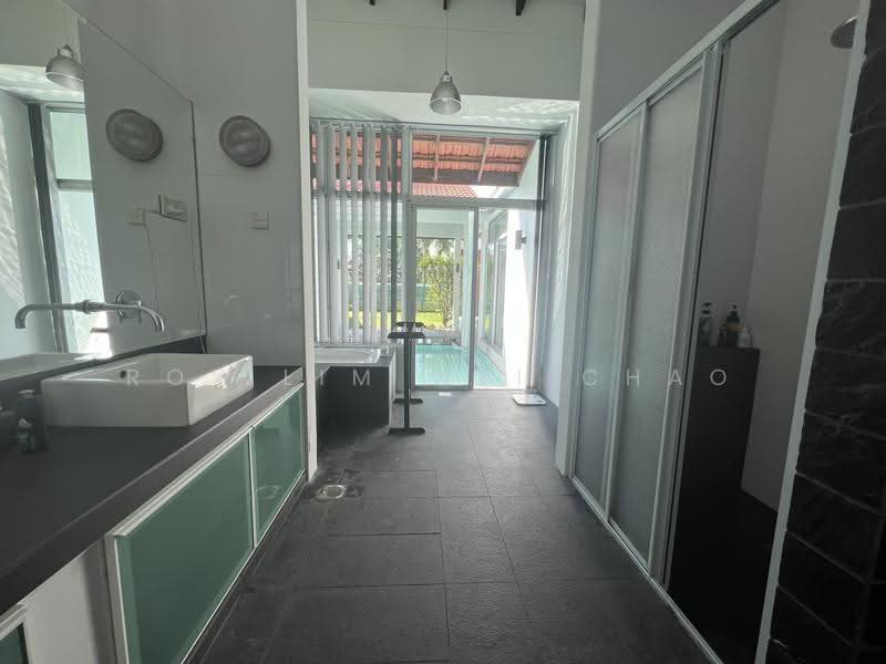 Bungalow House untuk Dijual di Leisure Farm (Gelang Patah) - Roy Lim Wei Chao - Bathroom - PropertyGuru.com.my