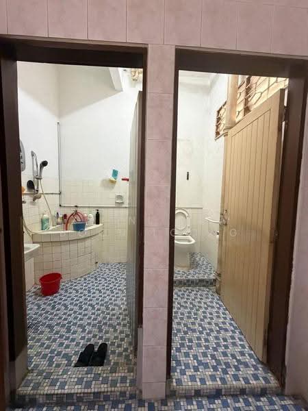 Rumah Teres 2-Tingkat untuk Dijual di Taman Lip Sin (Sungai Dua) - Zhonl Saw Boon Loong - Bathroom - PropertyGuru.com.my