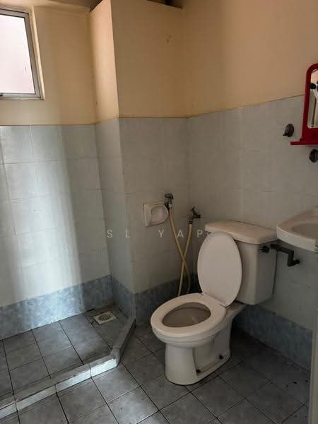Pangsapuri untuk Dijual di Arena Green - SL Yap - Bathroom - PropertyGuru.com.my