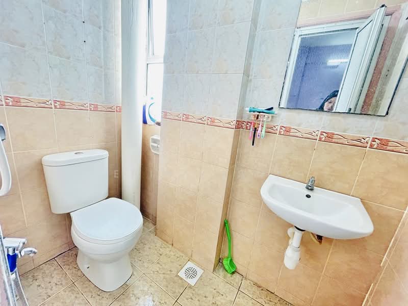 Apartment for Rent at Pangsapuri Danaumas - Erin Yusof - Bathroom - PropertyGuru.com.my