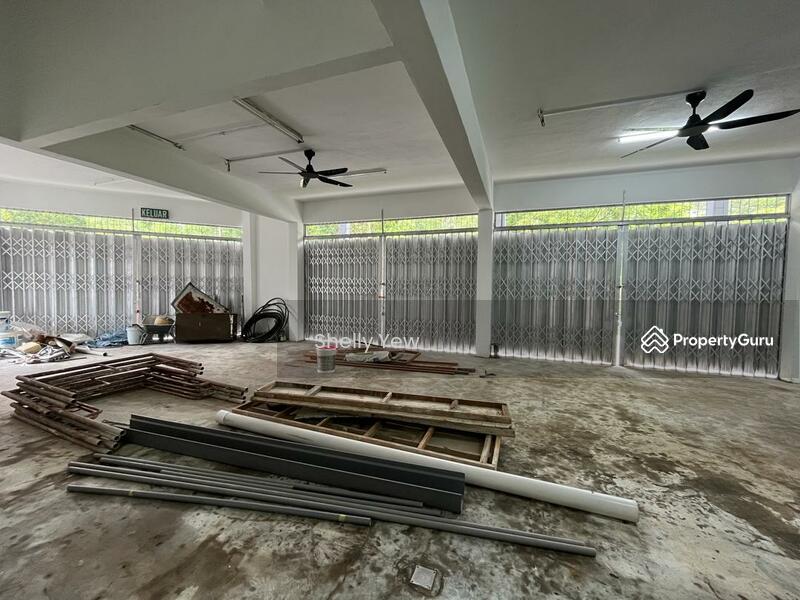 For Rent - Renovated Ground floor Corner shoplot cum mini warehouse near new development SRJK school