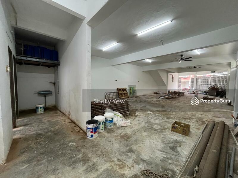 For Rent - Renovated Ground floor Corner shoplot cum mini warehouse near new development SRJK school
