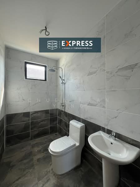 Semi-Detached House for Sale in Senadin (Miri) - Chuen Nean Yong - Bathroom - PropertyGuru.com.my