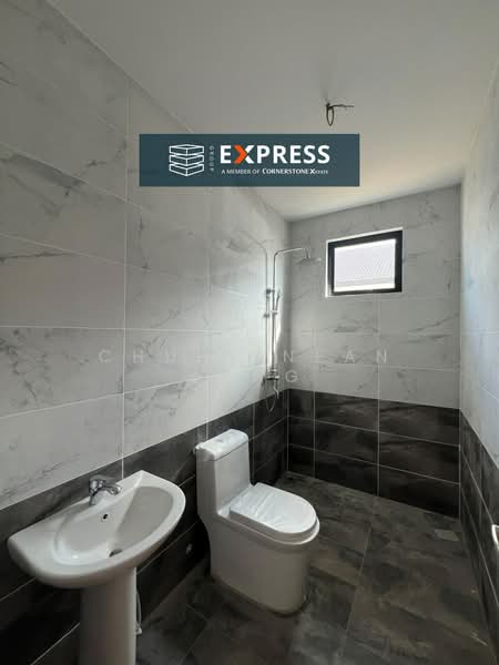 Semi-Detached House for Sale in Senadin (Miri) - Chuen Nean Yong - Bathroom - PropertyGuru.com.my