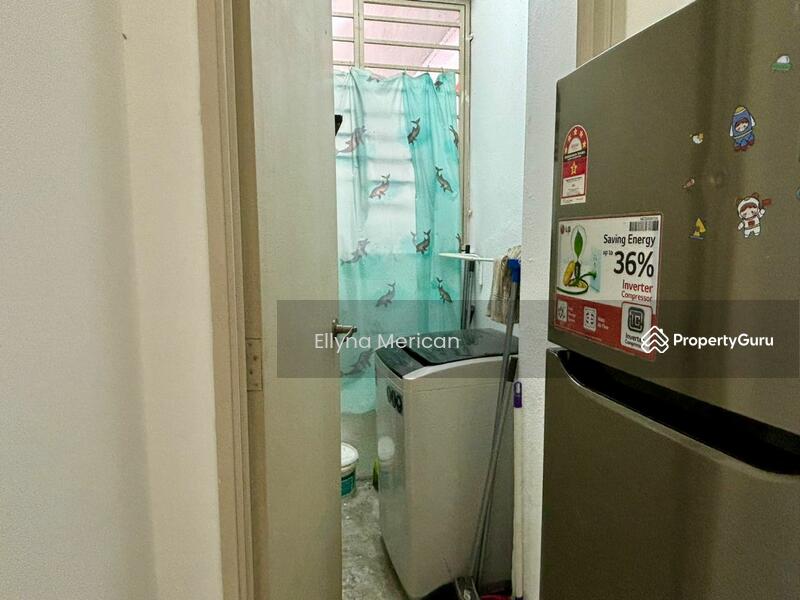 Airy utility area with washing machine