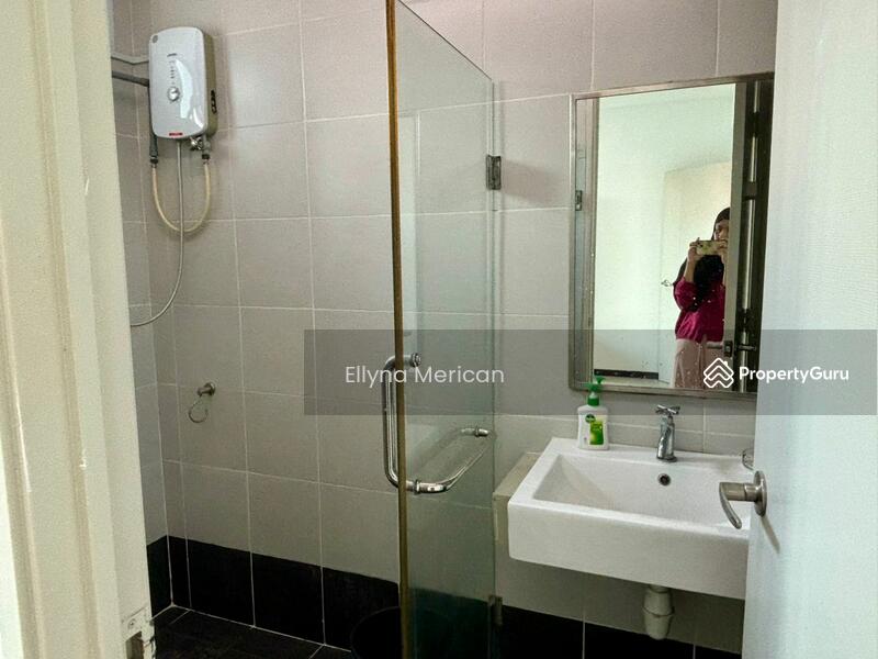 En-suite bathroom in the master bedroom 