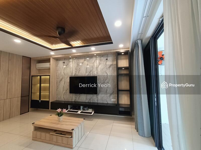 Untuk Disewa - Landed 3.5 Storey Terrace @ Iconic Skies Villa With Private Lift and Remote Shutter Car Porch