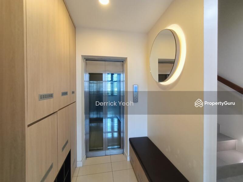 Untuk Disewa - Landed 3.5 Storey Terrace @ Iconic Skies Villa With Private Lift and Remote Shutter Car Porch
