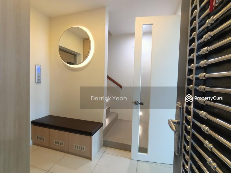 Untuk Disewa - Landed 3.5 Storey Terrace @ Iconic Skies Villa With Private Lift and Remote Shutter Car Porch