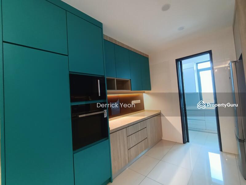 Untuk Disewa - Landed 3.5 Storey Terrace @ Iconic Skies Villa With Private Lift and Remote Shutter Car Porch