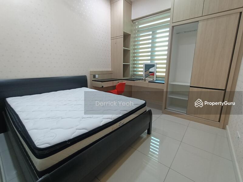 Untuk Disewa - Landed 3.5 Storey Terrace @ Iconic Skies Villa With Private Lift and Remote Shutter Car Porch