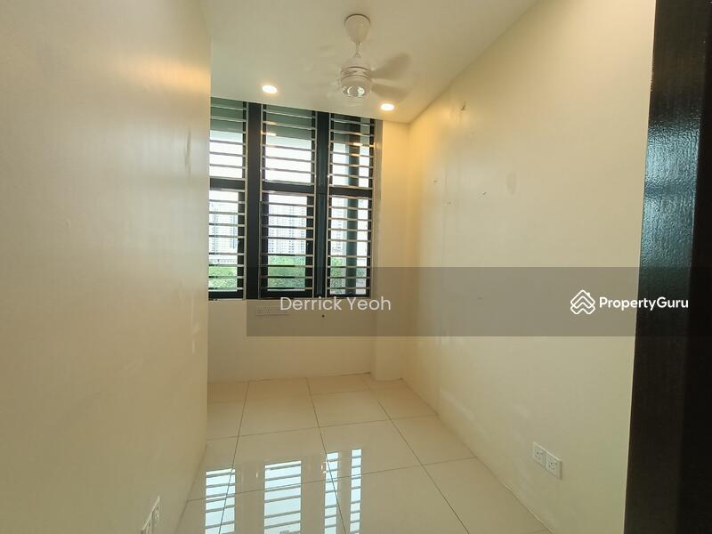 Untuk Disewa - Landed 3.5 Storey Terrace @ Iconic Skies Villa With Private Lift and Remote Shutter Car Porch