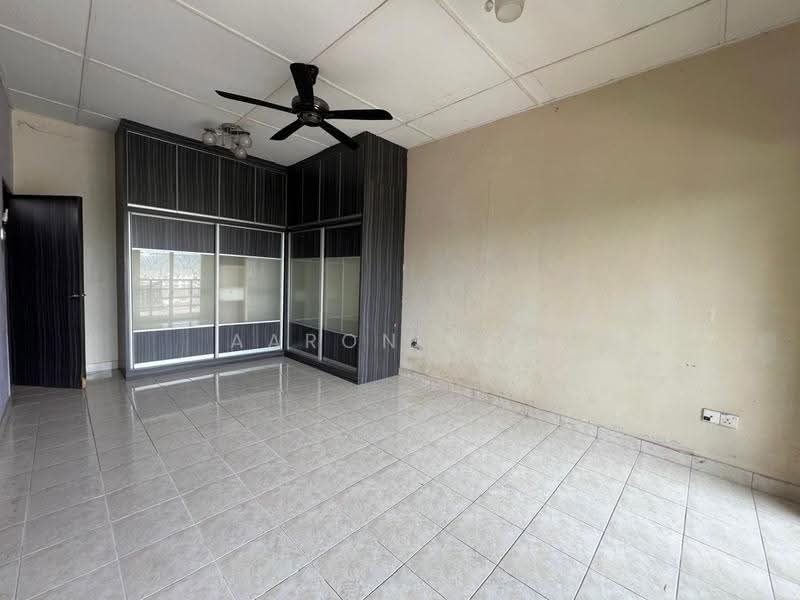 2.5-storey Terraced House for Sale in Taman Bukit Serdang (Seri Kembangan) - Aaron Goh - Bedroom - PropertyGuru.com.my
