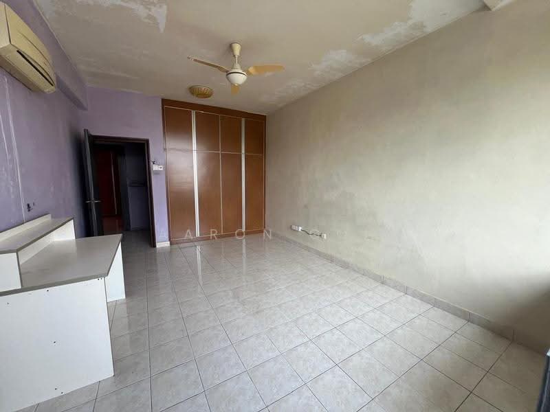 2.5-storey Terraced House for Sale in Taman Bukit Serdang (Seri Kembangan) - Aaron Goh - Bedroom - PropertyGuru.com.my
