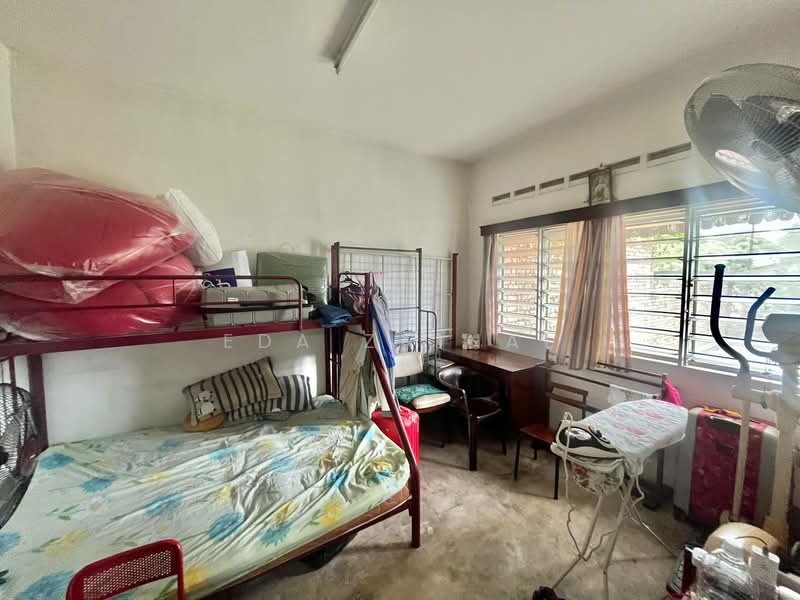 Rumah Berkembar untuk Dijual di Seksyen 17 (Petaling Jaya) - Eda Zainal - Bedroom - PropertyGuru.com.my