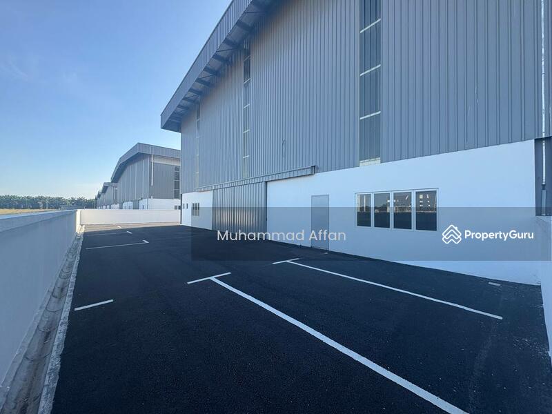 For Rent - 3 Storey Semi D Factory Klia Sepang with lift for rent