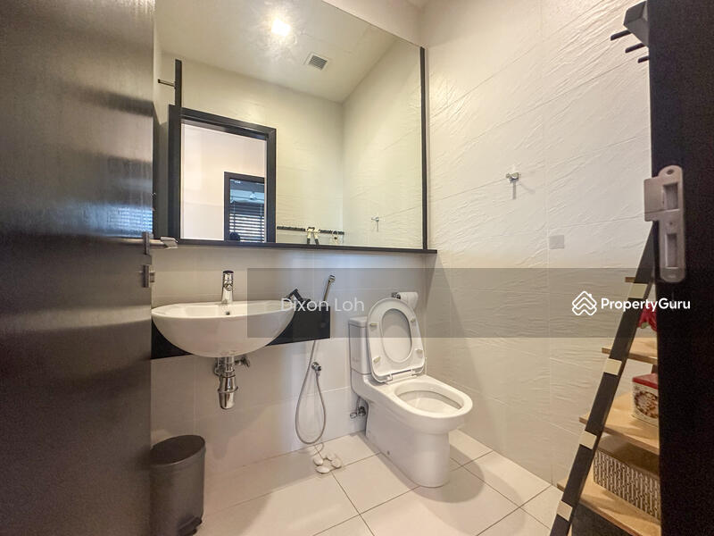 kitchen's bathroom