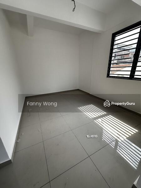 Untuk Dijual - 2.5 storey Corner lot Terrace House Padang tembak