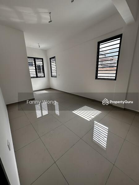 Untuk Dijual - 2.5 storey Corner lot Terrace House Padang tembak