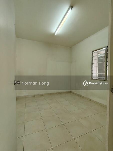 Middle bedroom 