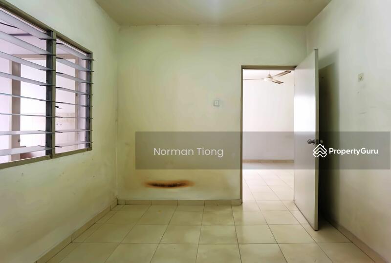 Middle bedroom 