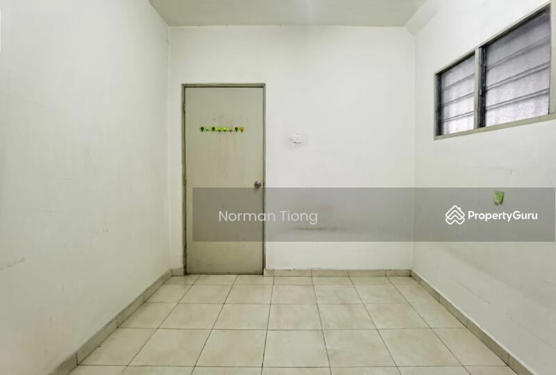 Front bedroom 