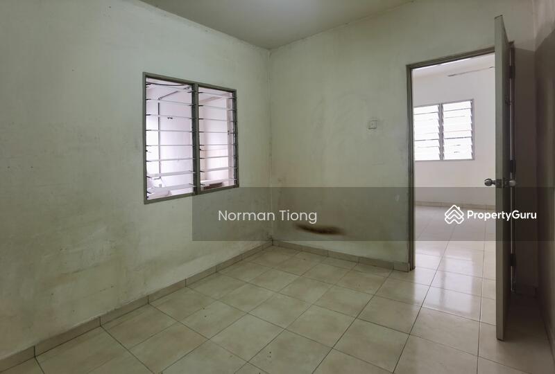 Middle bedroom 