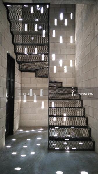 Untuk Dijual - Salak Selatan Main Road 3 Storey Shop Guesthouse Freehold 20x73