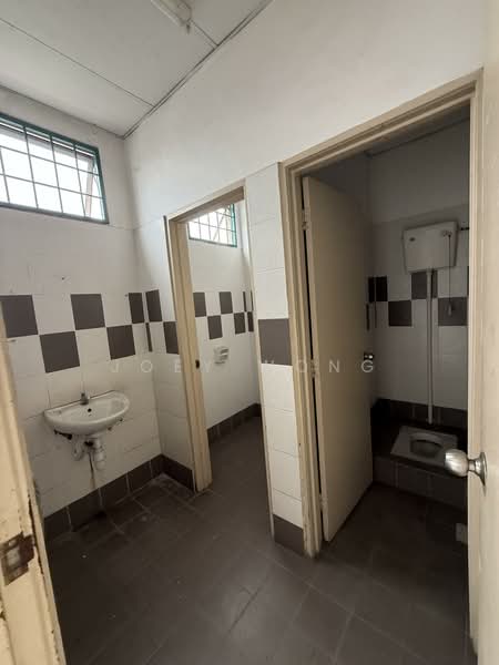 Shop for Rent in Kampung Baru Seri Kembangan (Seri Kembangan) - Joey Wong - Bathroom - PropertyGuru.com.my