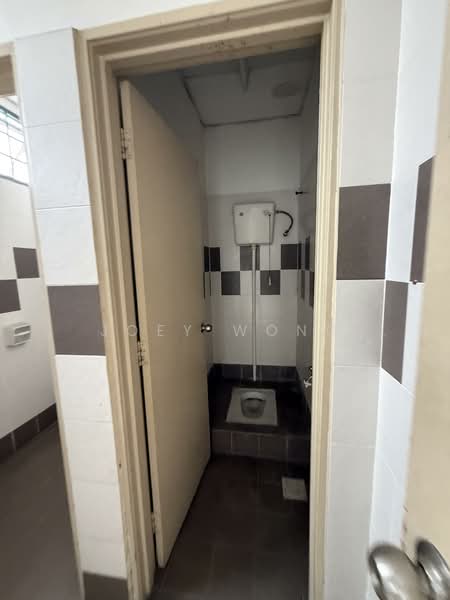 Shop for Rent in Kampung Baru Seri Kembangan (Seri Kembangan) - Joey Wong - Bathroom - PropertyGuru.com.my