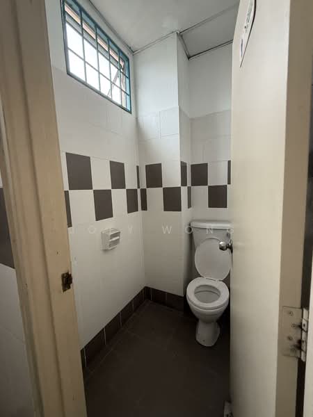 Shop for Rent in Kampung Baru Seri Kembangan (Seri Kembangan) - Joey Wong - Bathroom - PropertyGuru.com.my