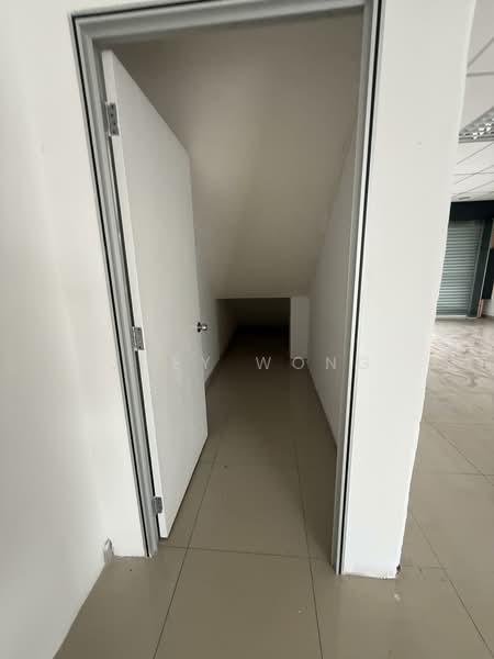 Shop for Rent in Kampung Baru Seri Kembangan (Seri Kembangan) - Joey Wong - Corridor - PropertyGuru.com.my