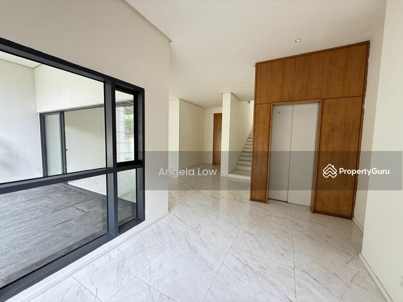 Ground floor- with outdoor space/ mini garden