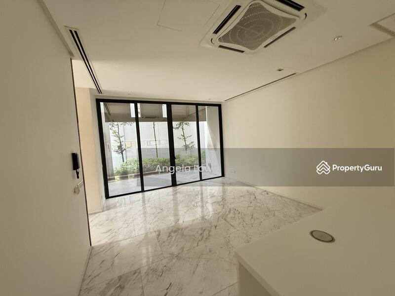 Level 1 kitchen & dining area with outdoor balcony 
Dry & wet kitchen, full equipped 