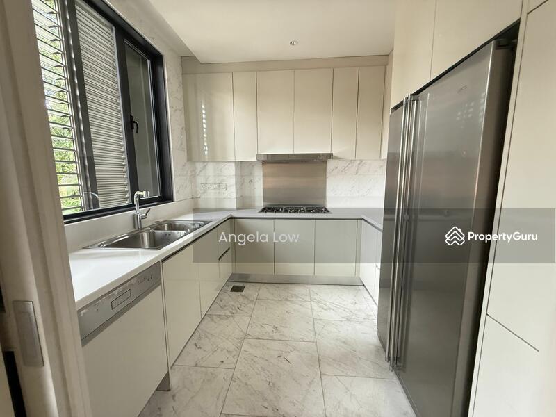 Level 1 kitchen & dining area with outdoor balcony 
Dry & wet kitchen, full equipped 