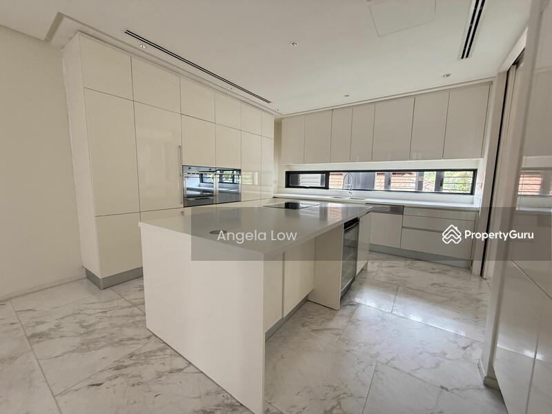Level 1 kitchen & dining area with outdoor balcony 
Dry & wet kitchen, full equipped 