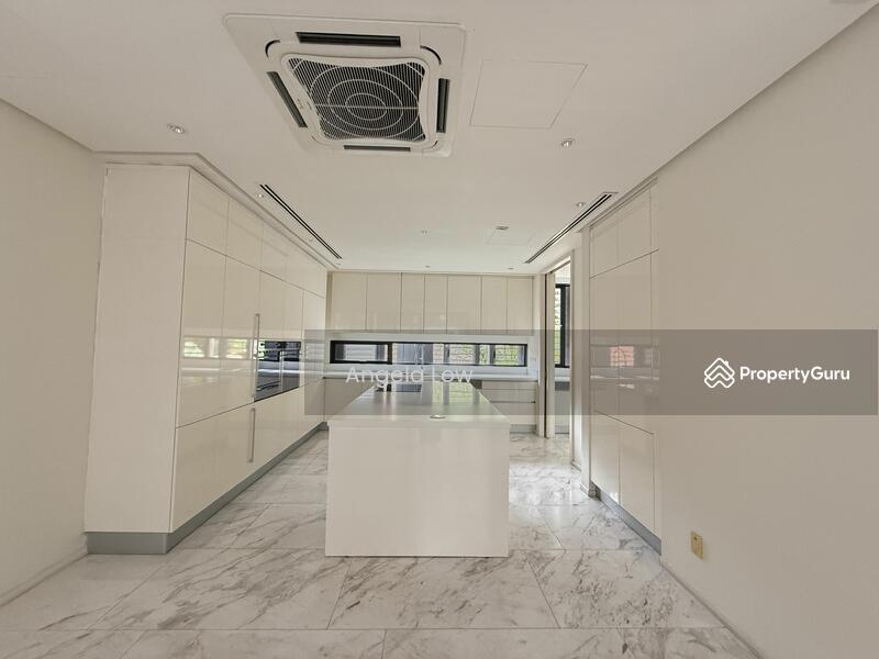 Level 1 kitchen & dining area with outdoor balcony 
Dry & wet kitchen, full equipped 