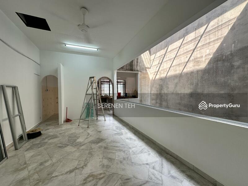 For Sale - Lebuh Macallum 5th floor shop house lot Georgetown with small roof top