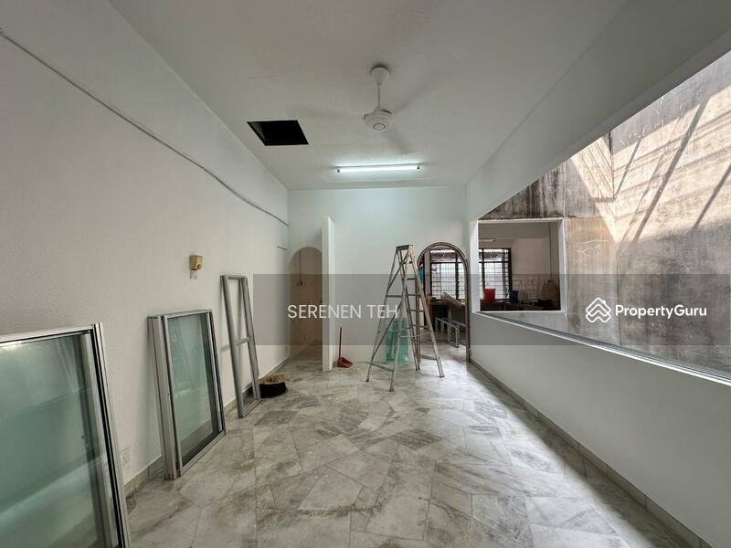 For Sale - Lebuh Macallum 5th floor shop house lot Georgetown with small roof top