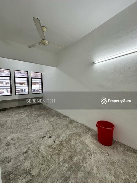 For Sale - Lebuh Macallum 5th floor shop house lot Georgetown with small roof top