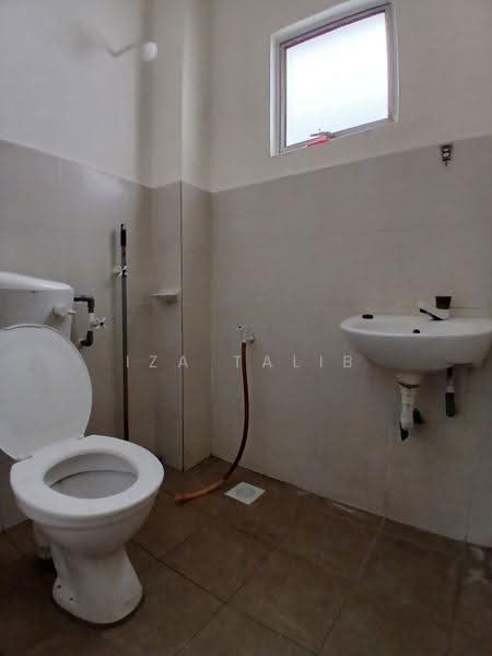 Pangsapuri untuk Dijual di Pangsapuri Seri Iskandar - Iza Talib - Bathroom - PropertyGuru.com.my