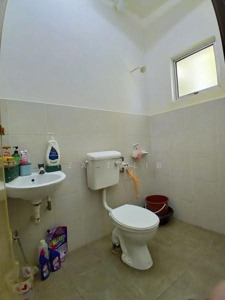 Pangsapuri untuk Dijual di Pangsapuri Seri Iskandar - Iza Talib - Bathroom - PropertyGuru.com.my